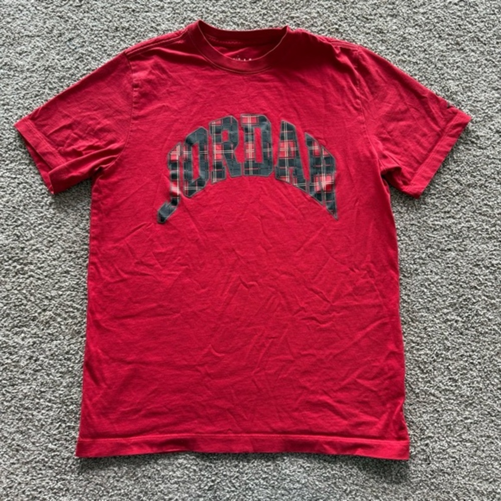 Nike Jordan Men’s T-Shirt Red Plaid Holiday Logo Size Medium (DV1433-687) Xmas